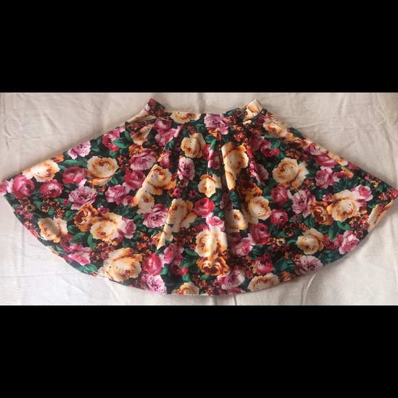 Adorable Floral Summer Mini Skirt - Picture 4 of 7